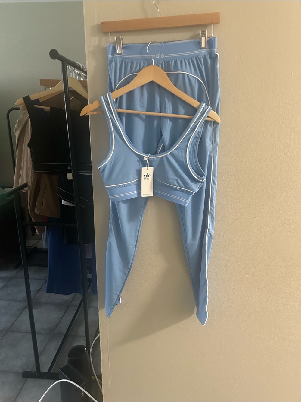 ALO Yoga Sky Blue Scoop Neck Sports Bra with Matching Leggings